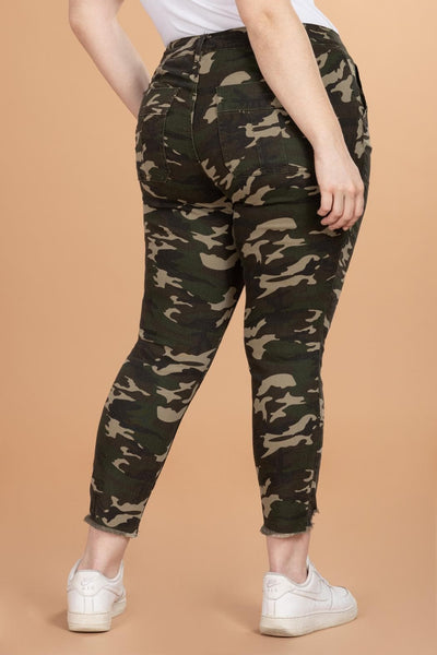 Women's Plus Size Mid Rise Frayed Ankle Pants