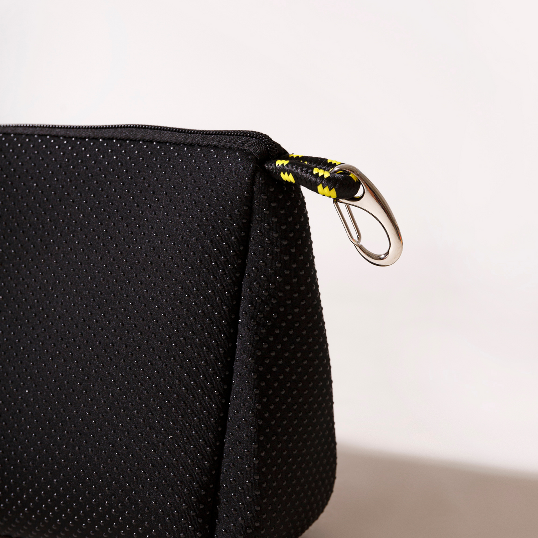 ESSENTIAL POUCH BLACK