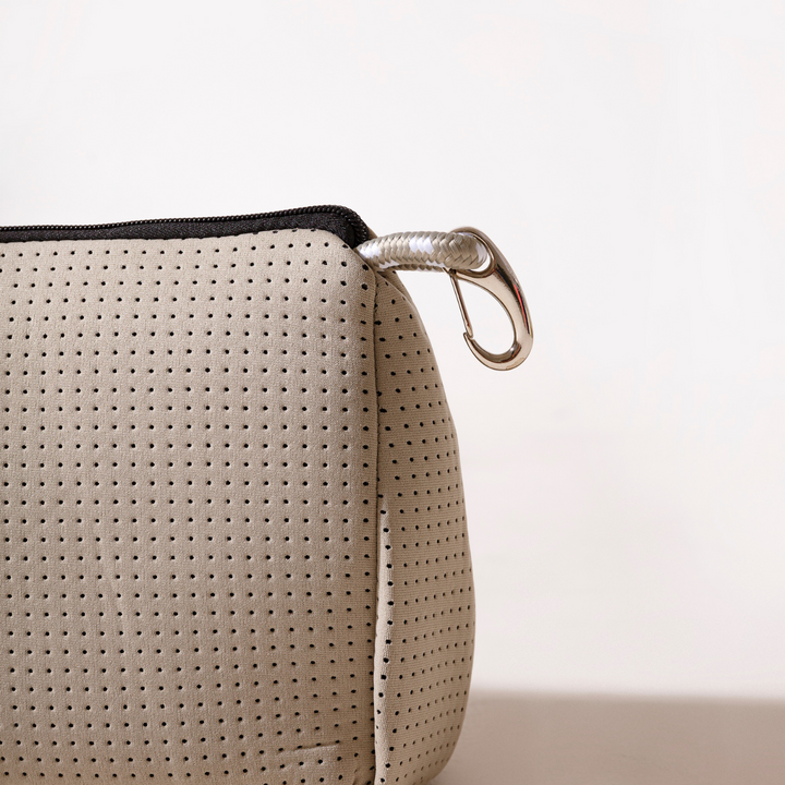 ESSENTIAL POUCH TAUPE