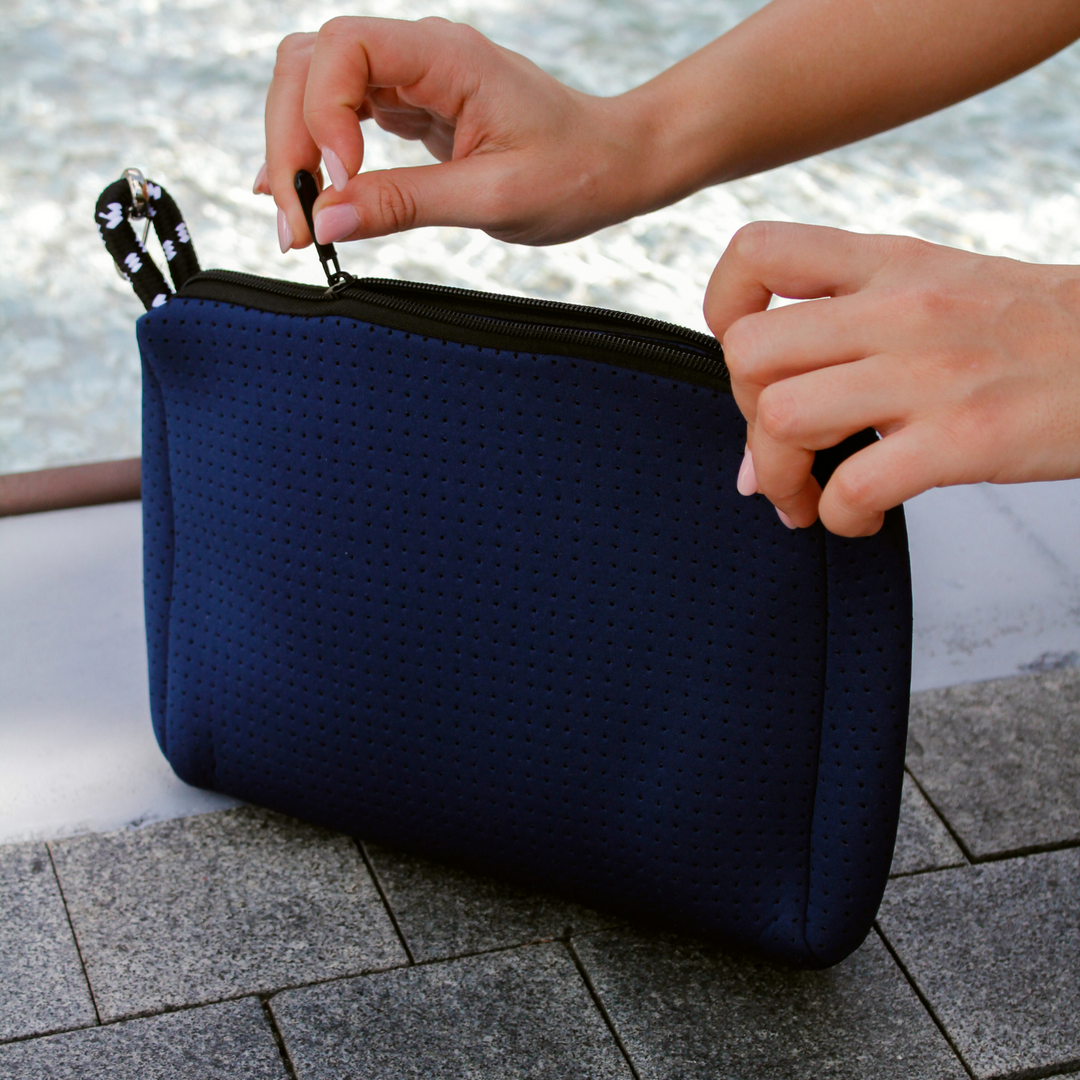 ESSENTIAL POUCH DEEP BLUE