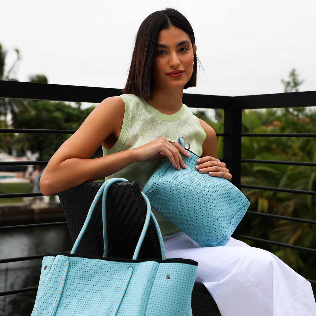 ESSENTIAL POUCH SKY BLUE