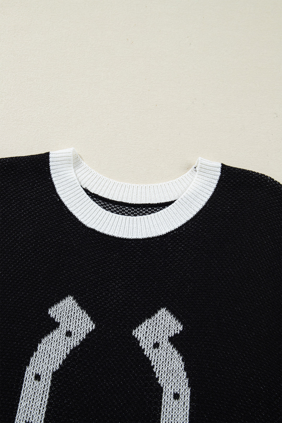 Black Horse Shoe Pattern Contrast Trim Short Sleeve Sweater