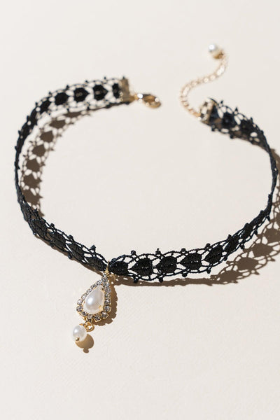 GEOMETRIC CHARM LACE PEARLS CHOKER