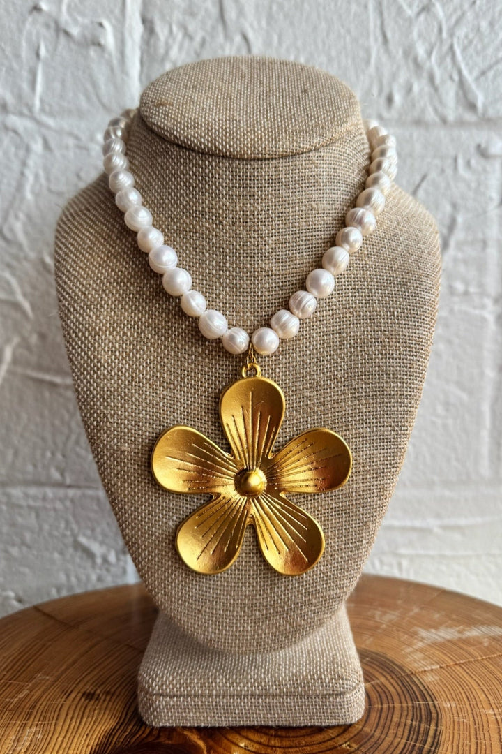 VIRTUE JEWELRY | Retro Flower on Pearl Necklace
