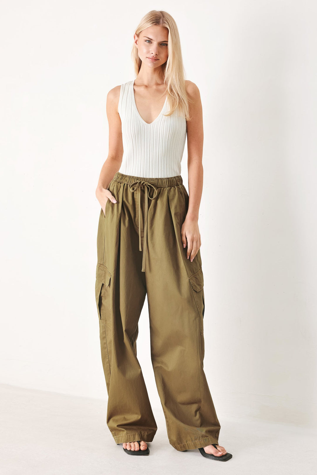 STAY IN MOTION WOVEN BARREL PANTS