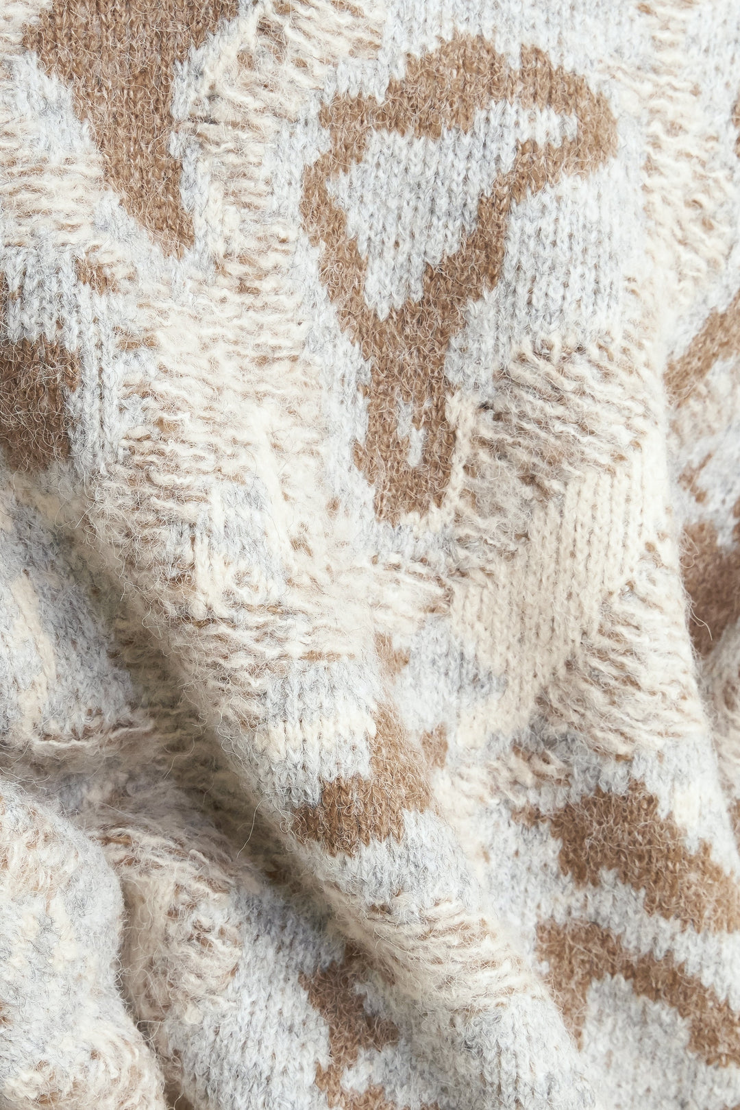 PROMINENT CHARM PULLOVER SWEATER TOP