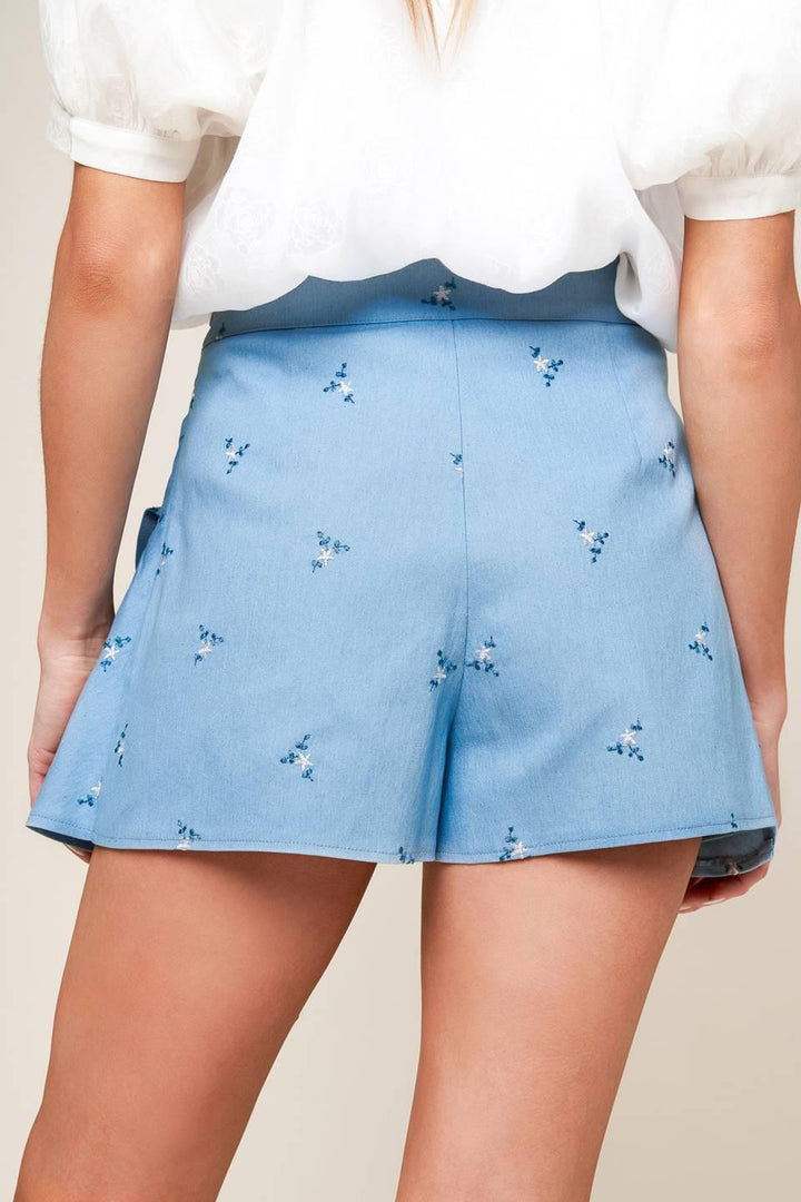 MOMENT OF CLARITY LIGHT INDIGO WOVEN SKORT