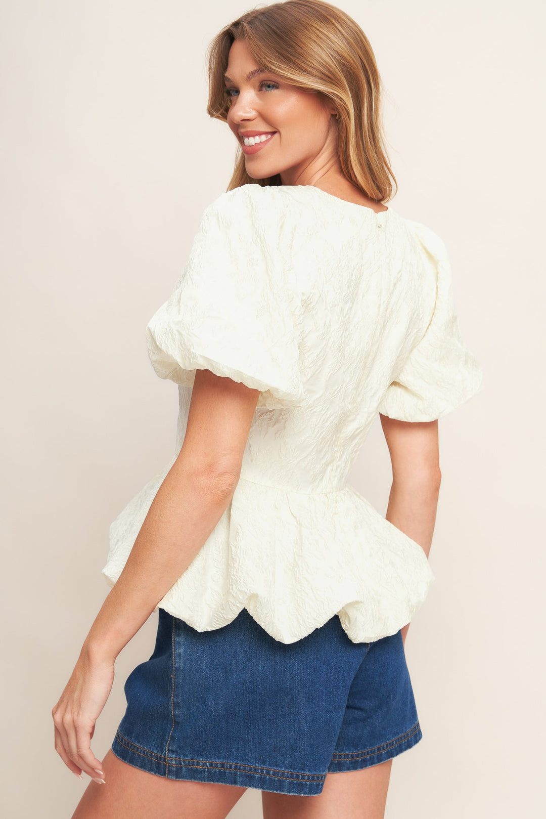 VANILLA SCALLOP WOVEN TOP
