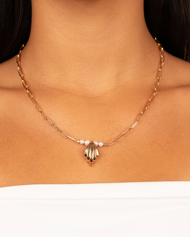 Chérie Pearl Shell Pendant Necklace