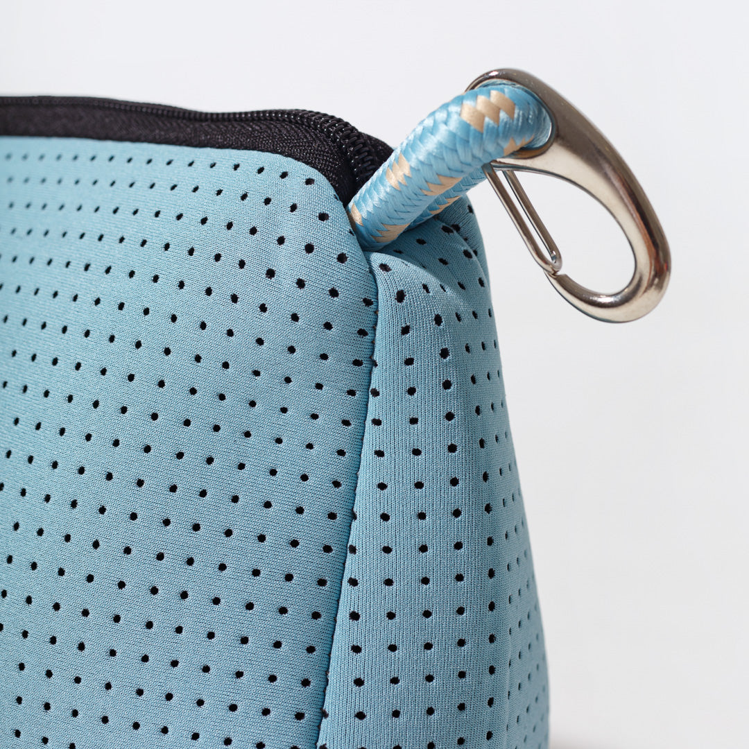 ESSENTIAL POUCH SKY BLUE