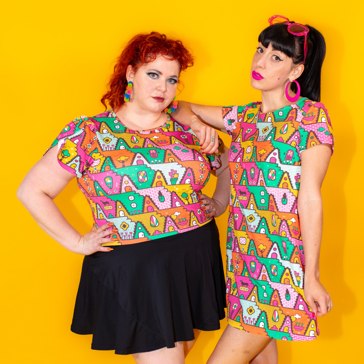 8-Bit A-Frames Cropped Tulip Sleeve in Bright Day