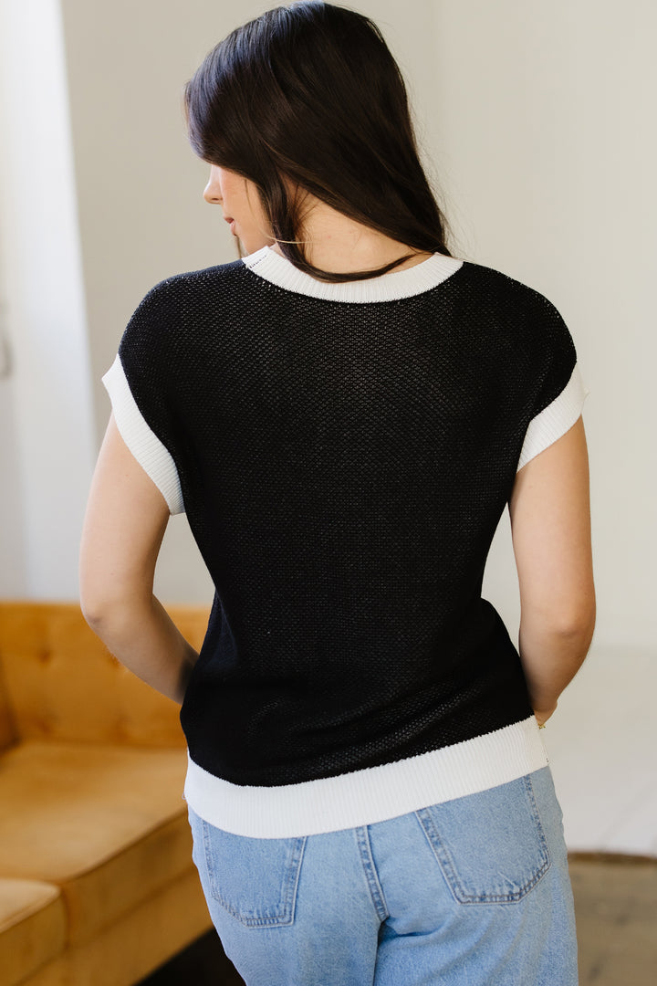 Black Horse Shoe Pattern Contrast Trim Short Sleeve Sweater