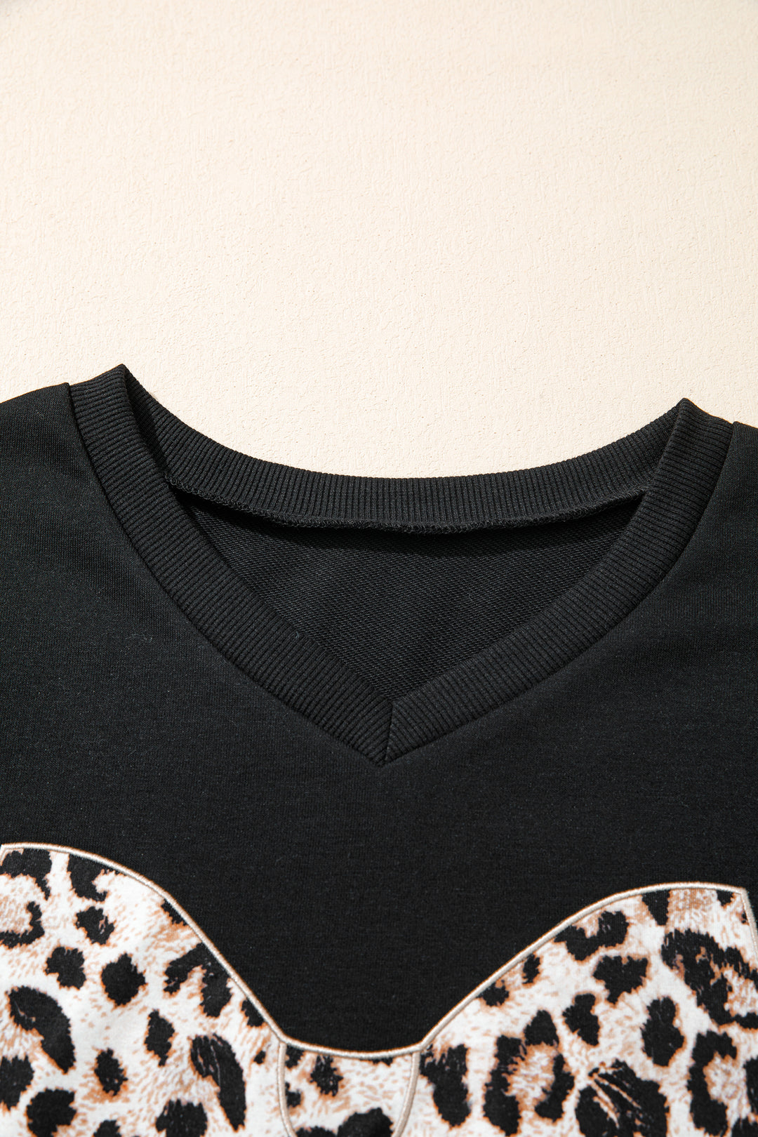 White Contrast Leopard Bow Patched V Neck Loose Tee Drawstring Shorts 2pcs Outfit