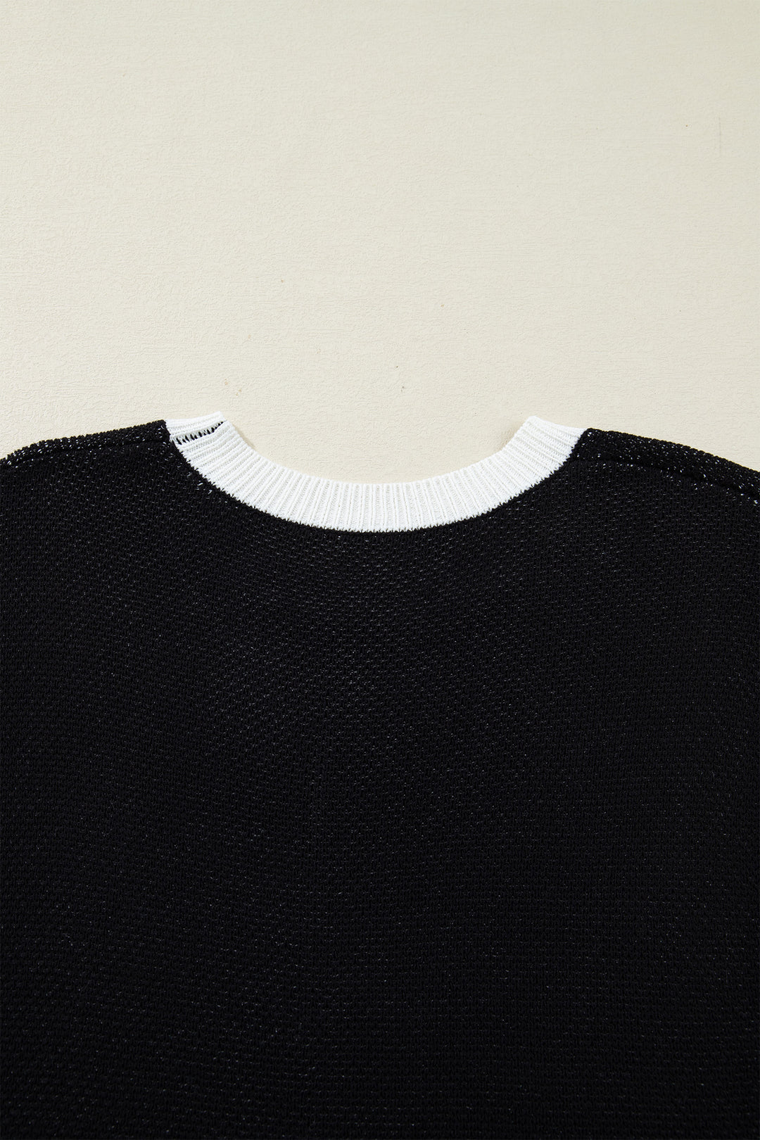 Black Horse Shoe Pattern Contrast Trim Short Sleeve Sweater